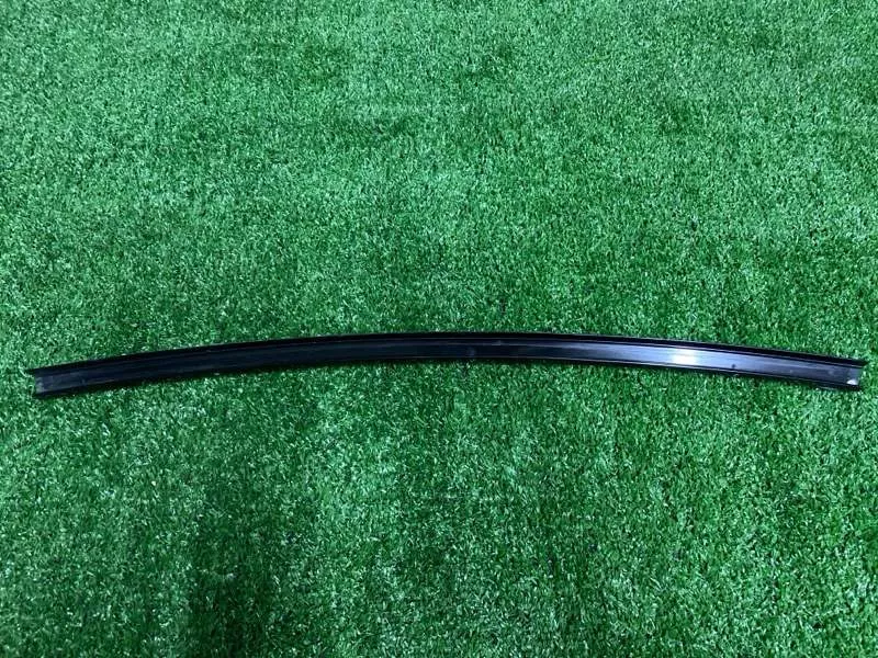 Направляющая стекла двери