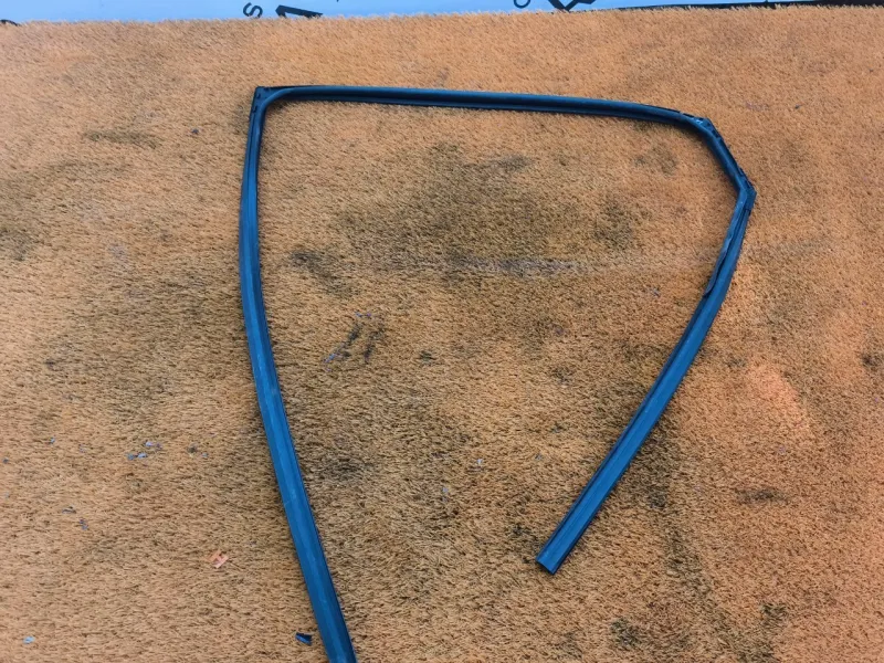 Уплотнитель стекла двери