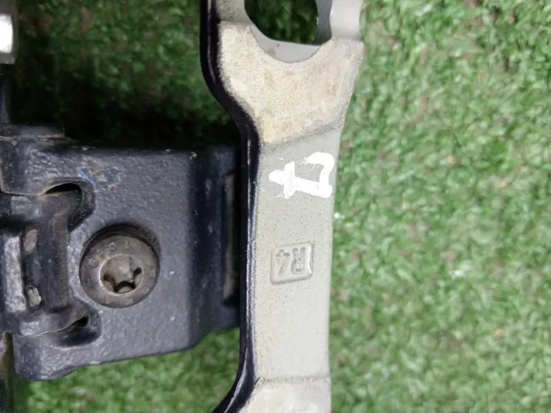 Петля крышки багажника