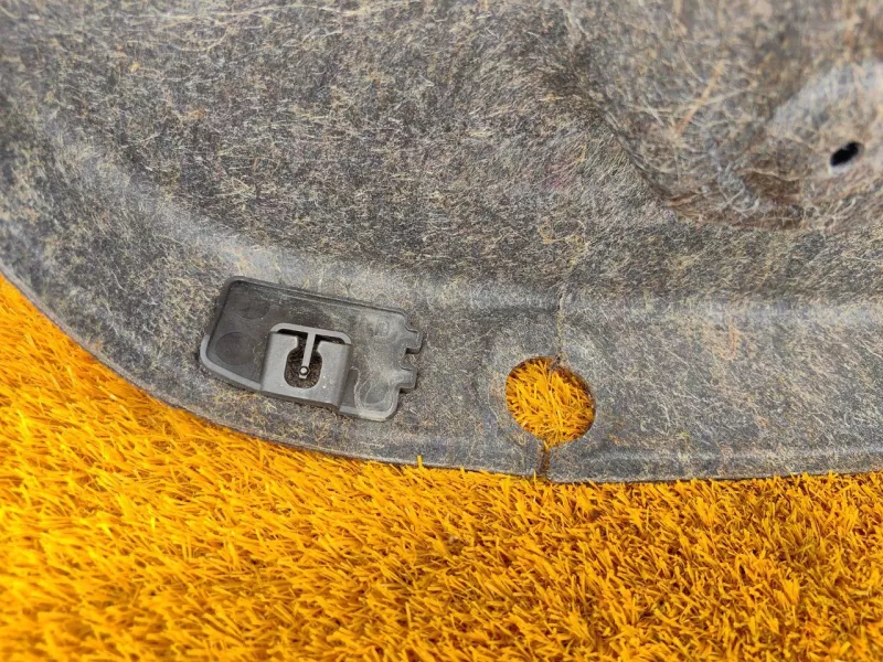 Обшивка двери багажника