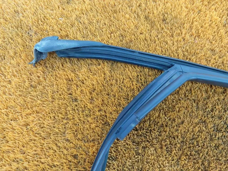 Уплотнитель стекла двери