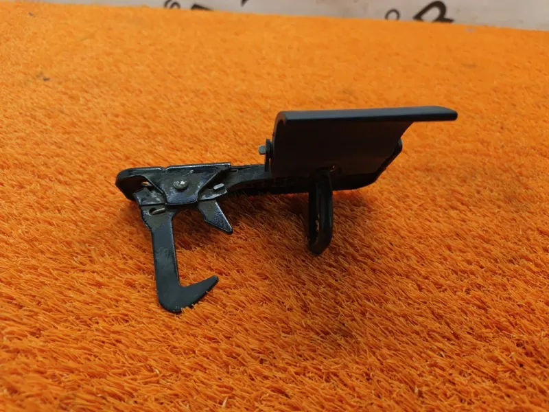 Крюк замка капота